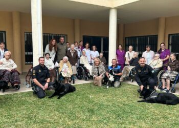 Torremolinos desarrolla exhibiciones de la Unidad Canina de la Policía Local en residencias de mayores