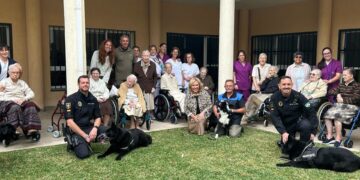Torremolinos desarrolla exhibiciones de la Unidad Canina de la Policía Local en residencias de mayores