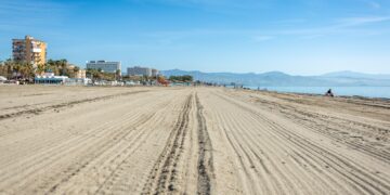 Las playas de Torremolinos preparadas para Semana Santa tras la retirada de 120 toneladas de cañas de las últimas DANAS