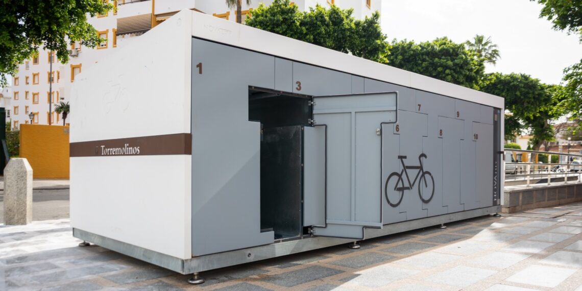 Torremolinos instala dos módulos de aparcamiento de bicicletas y patinetes eléctricos para impulsar la movilidad urbana sostenible