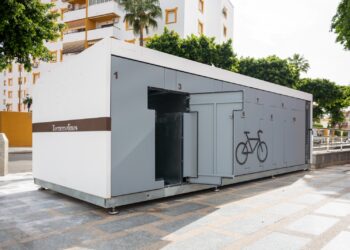 Torremolinos instala dos módulos de aparcamiento de bicicletas y patinetes eléctricos para impulsar la movilidad urbana sostenible