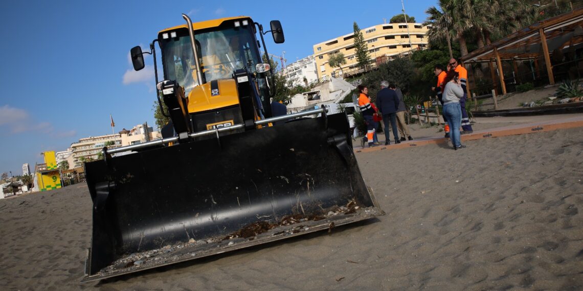 El Ayuntamiento invierte más de 373.000 euros en maquinaria para aumentar el buen estado de las playas en el inicio de temporada