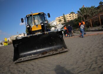 El Ayuntamiento invierte más de 373.000 euros en maquinaria para aumentar el buen estado de las playas en el inicio de temporada