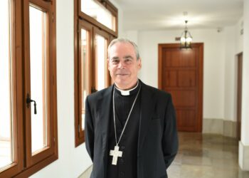 El obispo de Málaga, ingresado en la UCI por una infección tras una operación