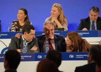 Juanma Moreno: «Si el Gobierno no es capaz de hacer el tren litoral, que hable con nosotros; eso sí, con recursos»