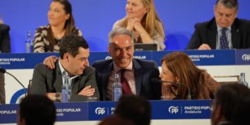 Juanma Moreno: «Si el Gobierno no es capaz de hacer el tren litoral, que hable con nosotros; eso sí, con recursos»