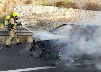 Extinguido el incendio de un vehículo en la A-7 por Torremolinos