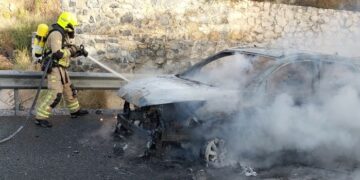 Extinguido el incendio de un vehículo en la A-7 por Torremolinos