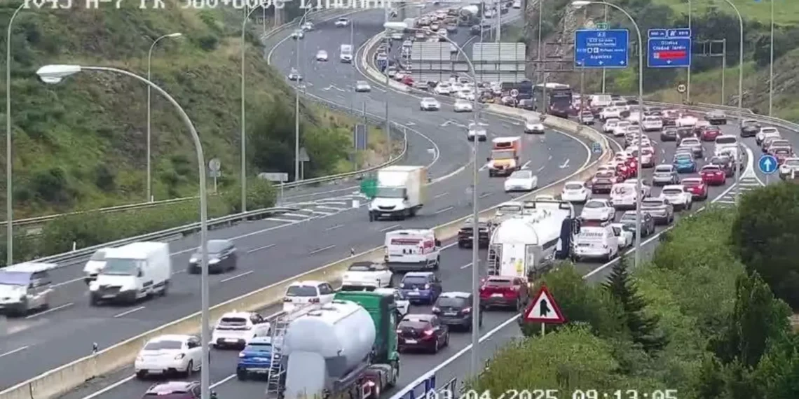 14 kilómetros de retenciones tras una colisión antes del túnel de San José