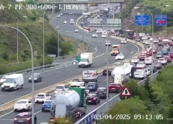 14 kilómetros de retenciones tras una colisión antes del túnel de San José