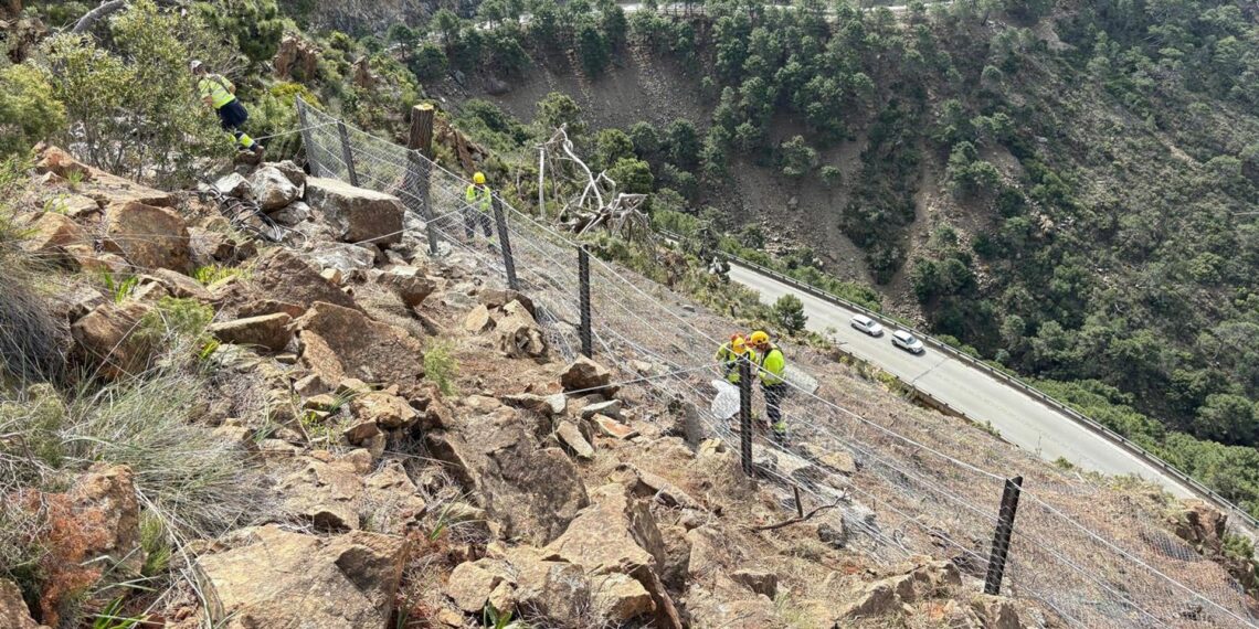 La Junta continua con las obras de reparación de la A-397 estableciendo una malla de contención en la ladera