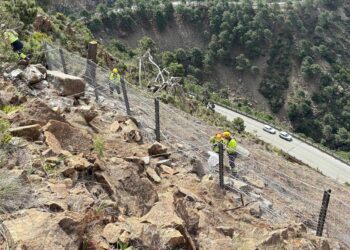 La Junta continua con las obras de reparación de la A-397 estableciendo una malla de contención en la ladera