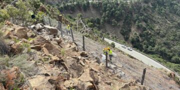 La Junta continua con las obras de reparación de la A-397 estableciendo una malla de contención en la ladera