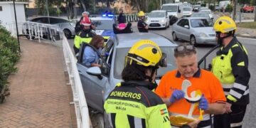 Una mujer herida en un accidente de tráfico por colisión entre dos vehículos en Torremolinos