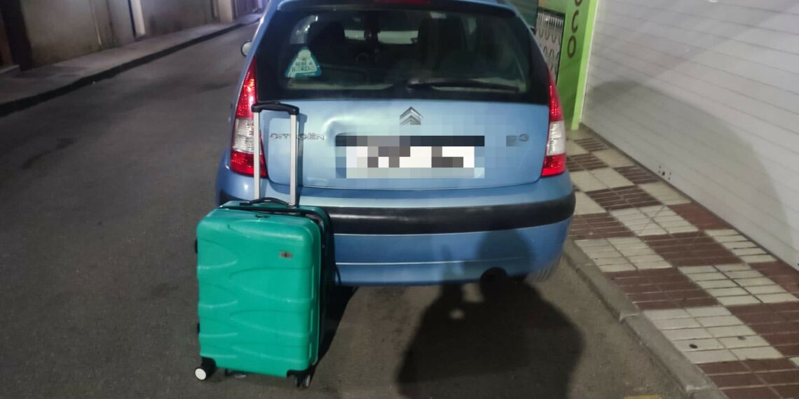 La Policía de Mijas detiene a dos personas que fueron sorprendidas robando una maleta de un vehículo