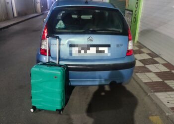 La Policía de Mijas detiene a dos personas que fueron sorprendidas robando una maleta de un vehículo