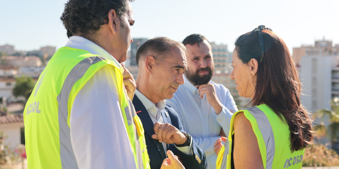 Acosol ultima la reparación de la avería de la red en alta a su paso por Benalmádena
