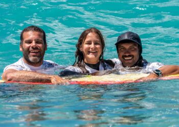 La surfista marbellí Sarah Almagro triunfa en Hawái