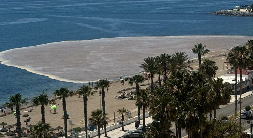 Acosol trabaja en la reparación de una tubería de agua potable en alta a su paso por Benalmádena