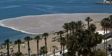 Acosol trabaja en la reparación de una tubería de agua potable en alta a su paso por Benalmádena