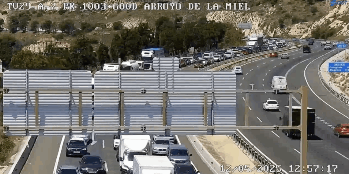 Arde un vehículo y provoca hasta 4 kilómetros de retenciones en la A-7 a la altura de Benalmádena