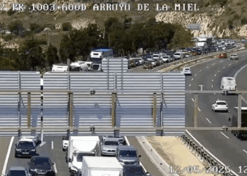 Arde un vehículo y provoca hasta 4 kilómetros de retenciones en la A-7 a la altura de Benalmádena