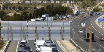 Arde un vehículo y provoca hasta 4 kilómetros de retenciones en la A-7 a la altura de Benalmádena