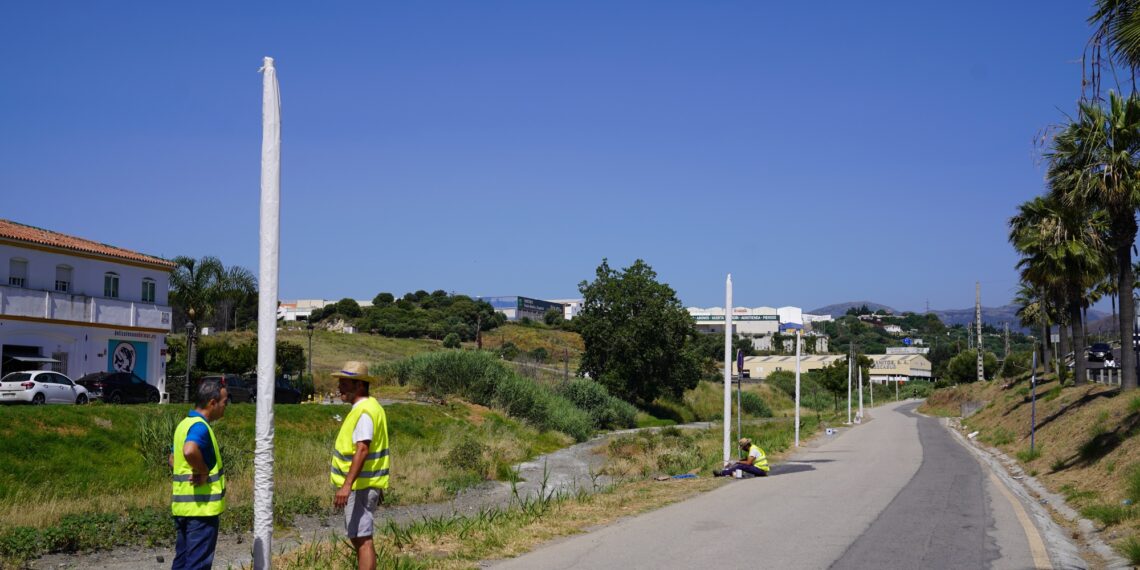 Comienzan los trabajos para dotar de alumbrado a zonas del extrarradio y la senda litoral de Estepona