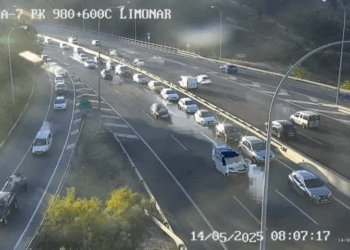 La colisión de dos vehículos provoca más de cuatro km de retenciones en la A-7, a la altura de Málaga capital