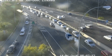 La colisión de dos vehículos provoca más de cuatro km de retenciones en la A-7, a la altura de Málaga capital