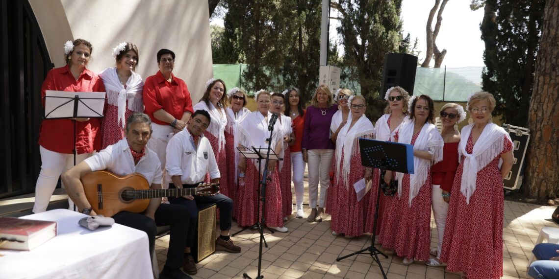 Ángeles Muñoz arropa a los vecinos en la tradicional romería en honor a la Divina Pastora