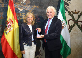 La alcaldesa de Marbella recibe a Abel Emir Murgio, galardonado como mejor pediatra europeo