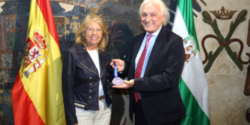 La alcaldesa de Marbella recibe a Abel Emir Murgio, galardonado como mejor pediatra europeo