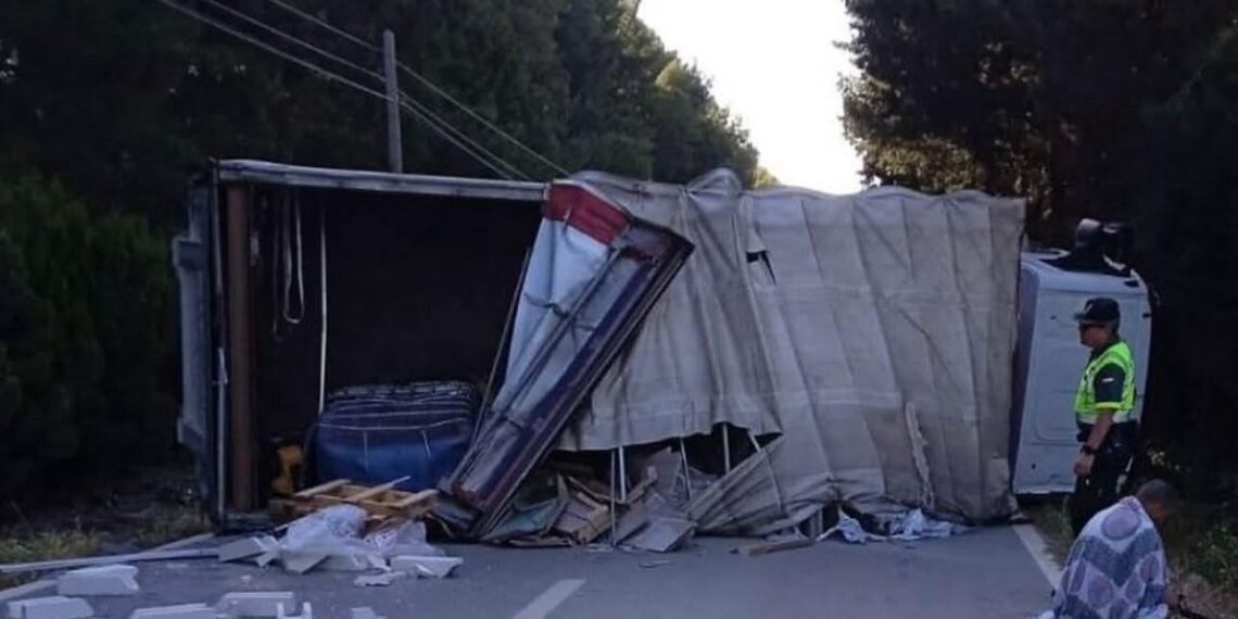Vuelca un camión y provoca el corte temporal de la carretera que conecta Secadero y Tesorillo