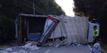 Vuelca un camión y provoca el corte temporal de la carretera que conecta Secadero y Tesorillo