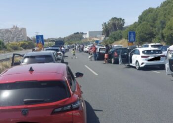 La colisión entre un autobús y un camión provoca el cierre total de la AP-7 en Torremolinos