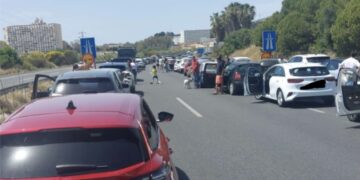 La colisión entre un autobús y un camión provoca el cierre total de la AP-7 en Torremolinos