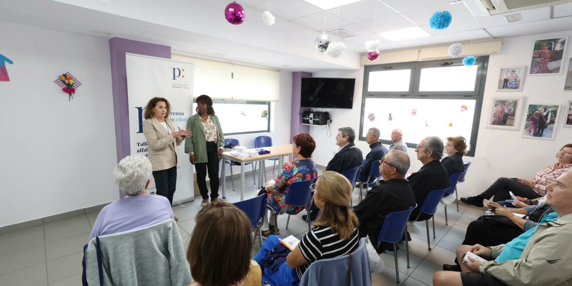 Arranca en Marbella el programa de alfabetización mediática ‘Prensa sin edad’, dirigido a mayores de la provincia con el objetivo de reducir la brecha digital