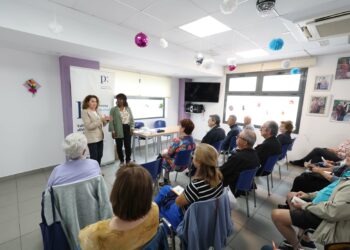 Arranca en Marbella el programa de alfabetización mediática ‘Prensa sin edad’, dirigido a mayores de la provincia con el objetivo de reducir la brecha digital