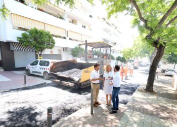Los trabajos de asfaltado de emergencia en los distritos de Marbella Este y Oeste avanzan a buen ritmo