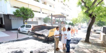 Los trabajos de asfaltado de emergencia en los distritos de Marbella Este y Oeste avanzan a buen ritmo