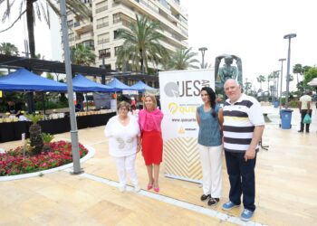 ‘QuesArte Marbella’ ofrece hasta el domingo una amplia variedad de artículos en sus 18 expositores ubicados en la avenida del Mar