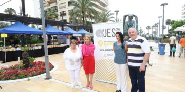 ‘QuesArte Marbella’ ofrece hasta el domingo una amplia variedad de artículos en sus 18 expositores ubicados en la avenida del Mar