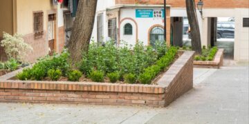 El Ayuntamiento de Marbella acomete una actuación de mejora y embellecimiento de las zonas ajardinadas de los pasajes Salvador Allende y Simón Bolívar