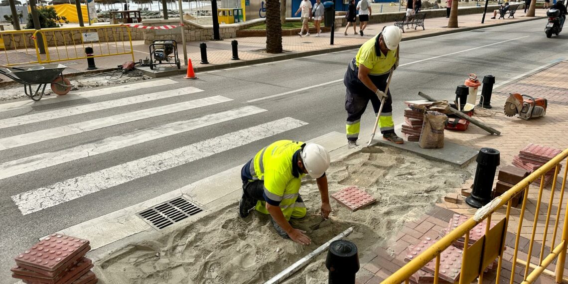 Fuengirola suma tres nuevos pasos elevados en el Paseo Marítimo para reducir la velocidad de la circulación