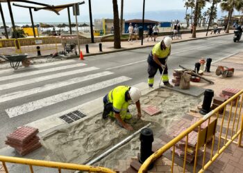 Fuengirola suma tres nuevos pasos elevados en el Paseo Marítimo para reducir la velocidad de la circulación