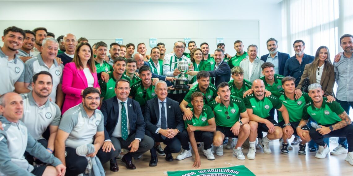 El Ayuntamiento recibe al Juventud Torremolinos tras el histórico ascenso de categoría