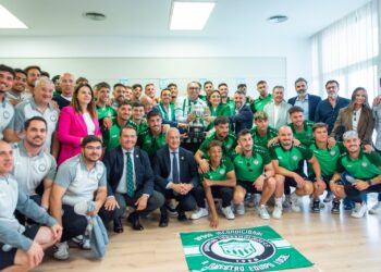 El Ayuntamiento recibe al Juventud Torremolinos tras el histórico ascenso de categoría