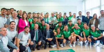 El Ayuntamiento recibe al Juventud Torremolinos tras el histórico ascenso de categoría