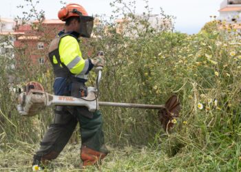 El Ayuntamiento de Benalmádena realiza trabajos de desbroce en arroyos y parcelas municipales para evitar incendios